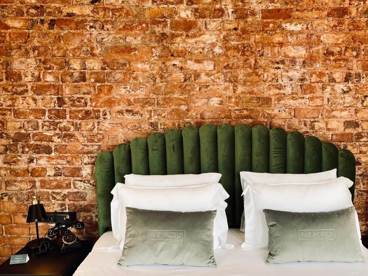 Ruz Hotels Istanbul Eksteriør billede A bed with a green headboard