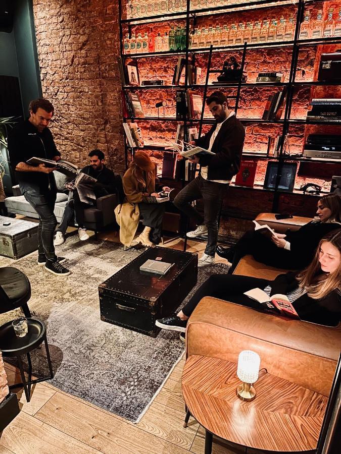 Ruz Hotels Istanbul Eksteriør billede The band performing in 2016