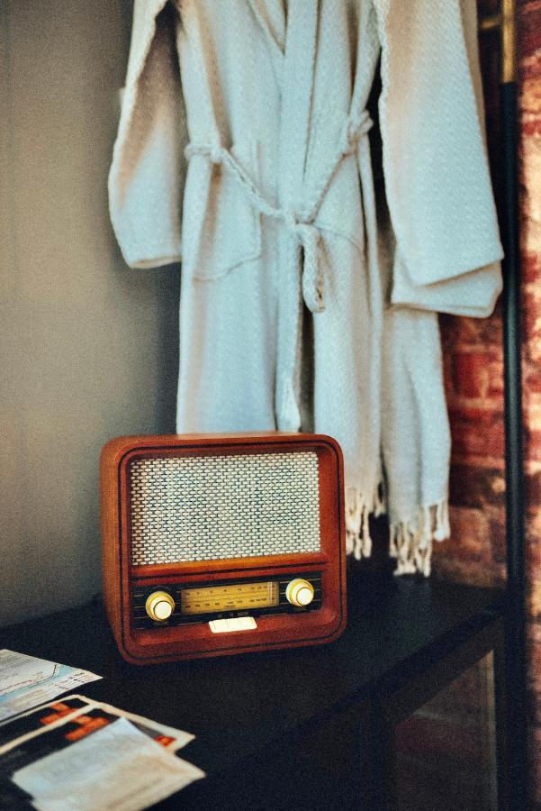 Ruz Hotels Istanbul Eksteriør billede A radio in a hotel room