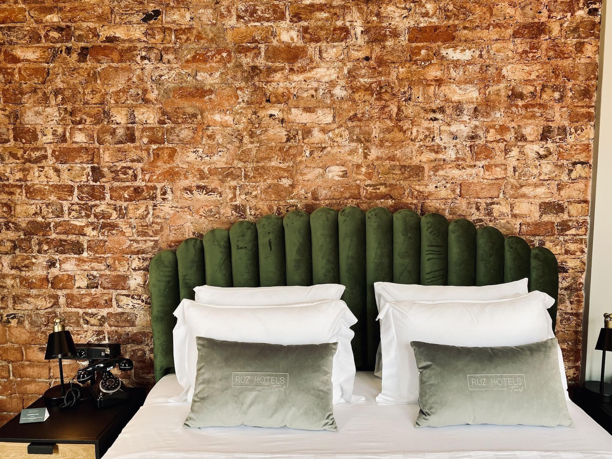 Ruz Hotels Istanbul Eksteriør billede A bed with two pillows
