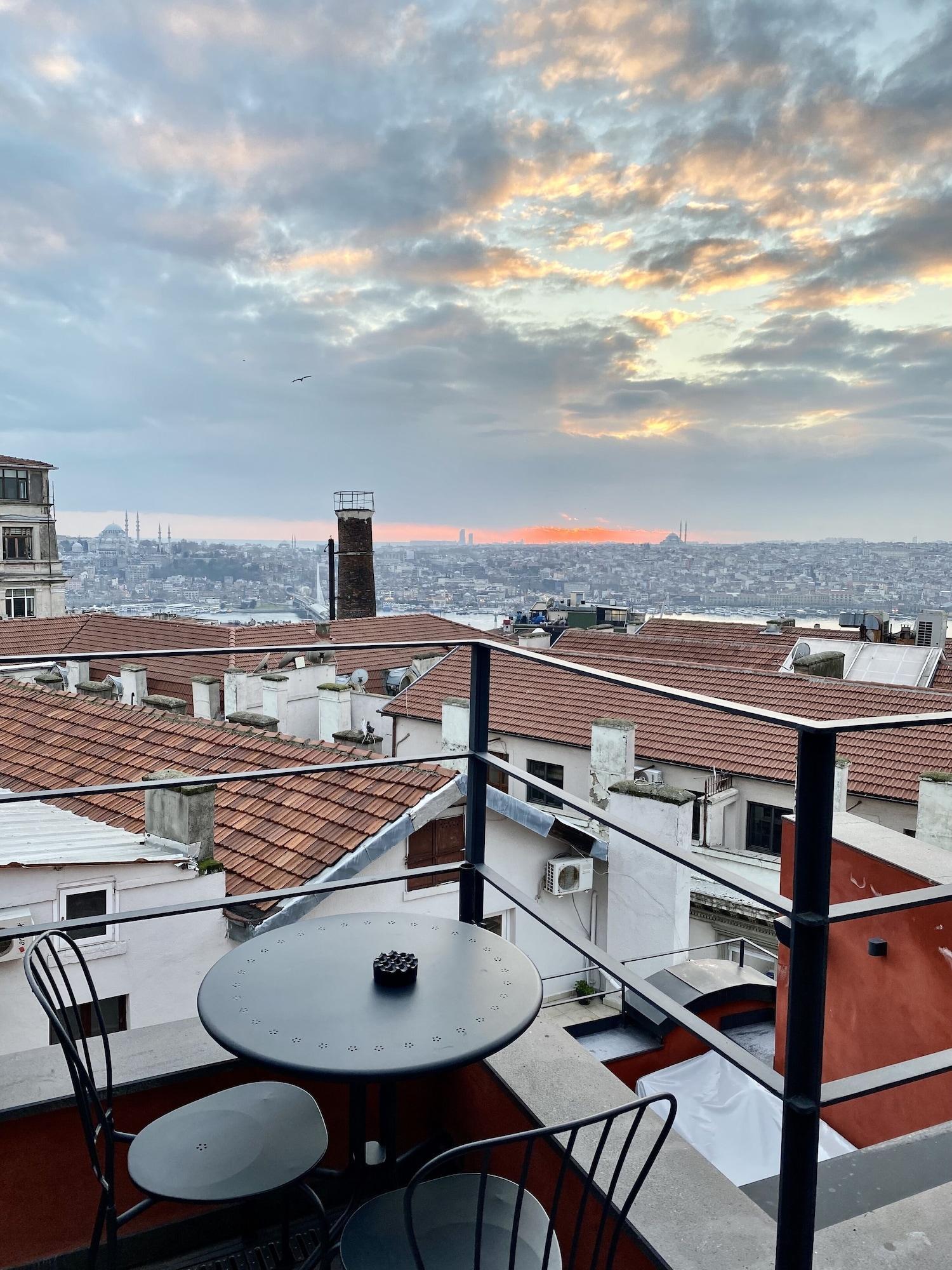 Ruz Hotels Istanbul Eksteriør billede View of the Bosphorus from the hotel