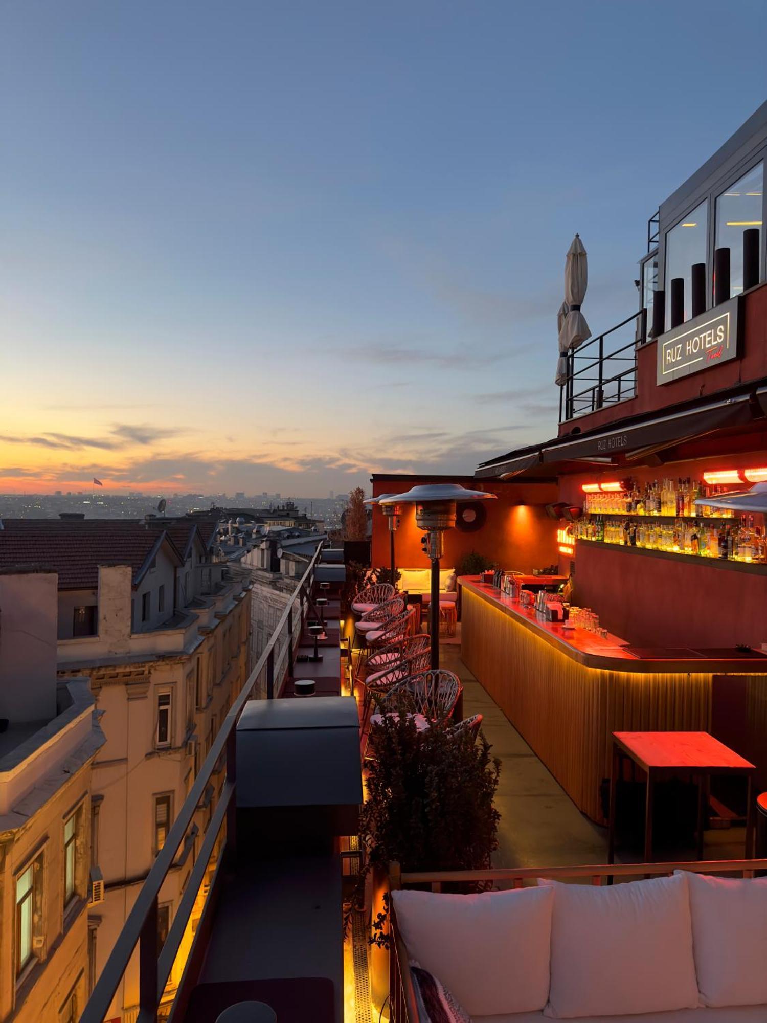 Ruz Hotels Istanbul Eksteriør billede Rooftop bar